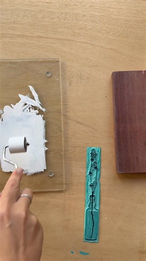 Tried printing on some merbau today. What did I learn? 1. There’s a fair bit of prep involved. Layers of primer and sanding. 2. There’s a fine line between not enough and too much ink. 3. More pressure does not always equal a good print! 4. The ink takes a lot longer to dry. #melbourneartist #linoprint #printmakingprocess #banksiaart | Jess Measor Art