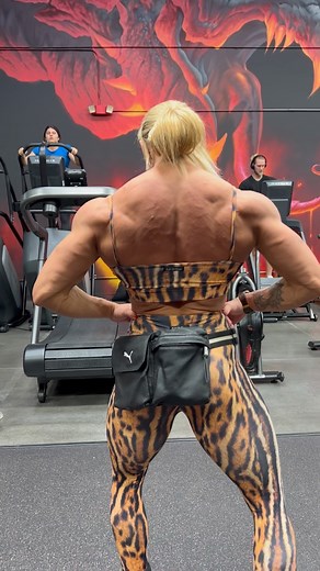 Amanda Machado on Instagram: "Back days are my favorite! . #wutangforever #womensphysique #fisiculturismofeminino #ifbbproleague #backdays #lasvegaslife #fbbmuscle"