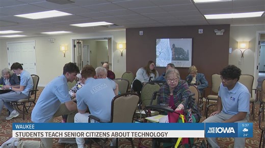 Des Moines high schoolers teach senior citizens about technology