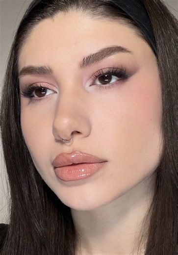 Kendi adıma beauty/glam olarak adlandırabileceğim klasik bir makyaj yapalım havamızı bulalım✨ -Sephora Collection Boost lock primer -Alix Avien extreme lasting eye pencil / Eggplant -ADVB Trust Me palet -Maybelline sky high mascara -Sephora Collection 12H colorful eye pencil / 06 Blonde ambition -Nyx The Face Glue Primer -Maybelline Super Stay Matte foundation / 096 -Sephora Collection contour stick / 01 -By Terry Hyaluronic pressed powder -Alix Avien Prep&Set fixing Sprey -Mac Stone lipliner & 