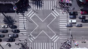Busy Crosswalk Intersection Crowds Both Tourists Stock Footage Video (100% Royalty-free) 1013216378 | Shutterstock