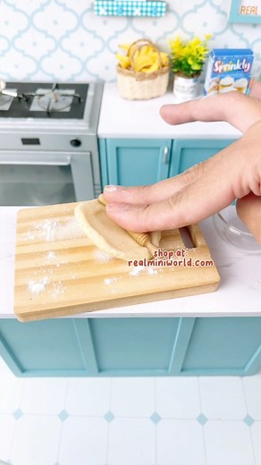 Trying out our miniature aluminum pie pan 不it works! grab tiny pie pan at realminiworld.com #ちびめし #ミニチュアフード #ガチャガチャ #ミニチュア #minicooking #tinyfood #miniaturekitchen | Realminiworld | Facebook