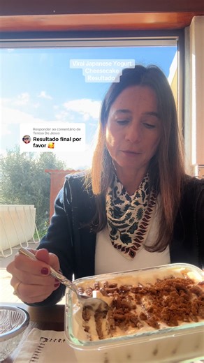 A responder a @Teresa De Jesus Resultado do viral Japanese yogurt cheesecake. Usei iogurte natural sem açúcar e estas bolachas Lotus que são bem gulosas, por isso o sabor ficou surpreendentemente equilibrado. Isto não é uma receita fixa, é criatividade. Alguém deu um nome, chamou cheesecake, mas sinceramente isso não é o mais importante. O que interessa é que fica mesmo saboroso. Para quem gosta de café, como eu, da próxima vez vou molhar as bolachas no café antes de as colocar no meio do iogurt