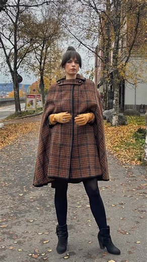 3.3K views · 11 reactions | En nydelig vintage-cape i orange og sortrutet ull fra 1960-70-tallet. Tartan/plaid er alltid en vinner på denne tiden av året. 李 Capen er ikke foret, blir flott over alt fra en tykk strikkegenser til en enkel kåpe. Passer mange størrelser. Pris på DM eller stikk innom butikken, der kan du også prøve selv og se hele det store utvalget av vintageklær. Åpent fredag 14-18, lørdag og søndag 12-16. Velkommen!  | Tidstypisk | Facebook