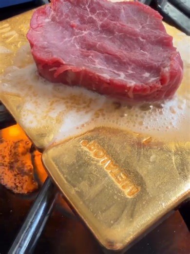 การย่างเนื้อด้วยทองคำแท่ง #เนื้อย่าง #steaks #food