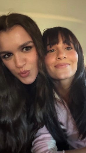 ALL AITANA on Instagram: "¡Esto es histórico! @aitanax y @amaia han ido juntas a visitar la academia de @operaciontriunfo ,el lugar donde se conocieron, forjaron su amistad y empezó todo realmente. Han hablado a los chicos de muchas cosas importantes, sobre todo de lo que van a ser fuera, la competitividad y las redes sociales. @jesusdepaula @fermartinezlab @balenciaga Tenéis el encuentro en el canal oficial de YouTube de Operación Triunfo. ⚡️💙 #ot2017 #aitaia #music"