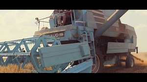 Comme nous l'avions rappelé hier, les moissonneuses batteuses Braud sont sorties du marché il y a un peu moins de 40 ans. Certaines, toujours rutilantes sont encore en service malgré des stocks de pièces qui diminuent d'année en année. Des machines modernes pour l'époque, avec notamment un système d'aspiration des poussières, que Claas a très récemment ré-imaginé sur ses nouvelles Lexion. New Holland Agriculture France Braud Materiel De Récolte | FARM Connexion