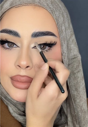 Essential Eyeliner Tutorial for Beginners