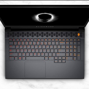 Wenn es um Gaming und Qualität geht, gehen wir keine Kompromisse ein. Daher kommt unser neuer Alienware m17 Gaming-Laptop mit einer verbesserten Tastatur und einem Premium-Touchpad daher. Dazu gibt es einen größeren Tastenweg und RGB-Beleuchtung pro Taste! Und ein Glas-Touchpad. 🙏 | Alienware