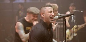Broilers Sammy zu Gast beim "Das (ungefähr) 1000ste DONOTS Konzert": Die Live DVD mit 27 Songs erscheint am 12.01. als Bestandteil des neuen Albums LAUTER ALS BOMBEN - in der Fanbox und in der Deluxe Edition (CD DVD). Hier vorbestellen: http://donots.click/LauterAlsBomben | DONOTS