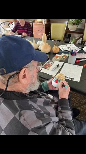Fun with Fall crafts! Thanks to the creative Gina (one of our wonderful volunteers 殺) #fallvibes #SeniorLivingFun #ActiveAging #volunteers #CommunityJoy #avistagardencity | Avista Senior Living Garden City | Facebook