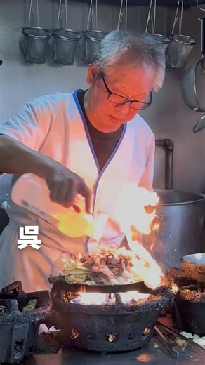 創業66年... ジンギスカン専門店😋 広島県の美味しいグルメを紹介中！ →@kosei.nishimoto 【ジンギスカン焼 関白】 広島市内から車で40分ほどのところにあるジンギスカン屋さん。 ———ORDER——— ・牛バラジンギスカン焼(一人前) ¥1400 ———詳細——— ・牛バラジンギスカン焼 茹でた牛バラと炒めた野菜を油で仕上げたジンギスカン。 牛バラはプリプリで甘い野菜と相性抜群。 火が上がる演出をたまらない。 【店名】 ジンギスカン焼 関白 @ 【電話番号】 0823-24-0831 【住所】 広島県呉市本通2丁目2-4 【アクセス】 広島市内から車で40分 【営業時間】 11:30〜14:00 17:00〜22:00 【定休日】 不定休 ※公式Instagram要確認 車を出してでも行く価値あり。 最後まで読んでいただきありがとうございました！ #広島グルメ#広島ディナー