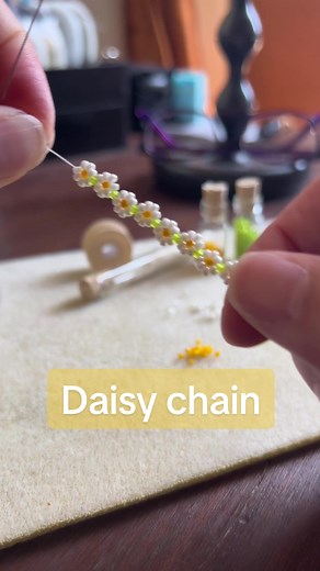 How to Make a Daisy Chain Bracelet Tutorial | DIY Beading Jewelry