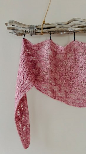 71 reactions · 8 comments | Leaflette is a beautiful scarf knit from tip to tip with very easy leafy lace patterning. The one you see here is size small but it can be made a lot bigger to wrap around your neck ✨ Find the pattern on Ravelry and JustynaKnits The yarn used is @cecilygroveyarns Merlen in color Inez #letesknits #knitting #cecilygroveyarns | Lete's Knits | Facebook