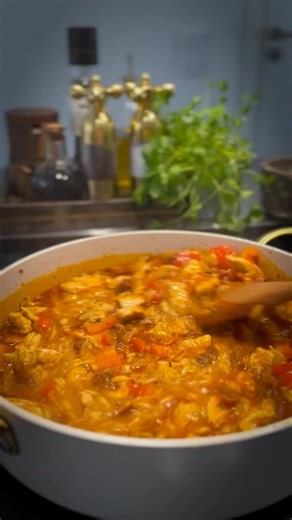 ALLT-I-ETT 🍅 Krämig Kyckling- och Risono-gryta 4 port Ingredienser: 3 dl risono (pasta) 700 kycklingfilé 1 gul lök, finhackad 2 vitlöksklyftor, finhackade 1 tsk paprikapulver 1 msk tomatpuré 1 tsk torkad oregano 100 g soltorkade tomater, strimlade 1 röd paprika, tärnad 1 tärning kycklingbuljong Salt och svartpeppar, efter smak Cirka 6–7 dl kokhett vatten 2 nävar babyspenat (ungefär 65 g) 1 dl riven parmesan Gör så här: 1. Hetta upp en stor stekpanna eller gryta och fräs den hackade löken och vi