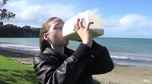 【ミルクチャレンジ】3Lの牛乳を飲み干した美女が全てを吐き出し…