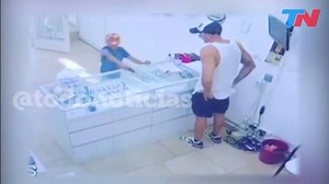 458K views · 3.4K reactions | Un nene de 8 años intentó asaltar una joyería de Moreno: "Te voy a quemar", le dijo al comerciante mientras le mostraba un arma. Después se supo que era de juguete. El comerciante lo hizo salir del local, hizo la denuncia y, ahora, tiene miedo: la familia del nene lo amenaza | TN Todo Noticias | Facebook
