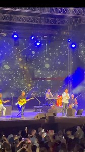 La communion de Joan de Nadau avec le public des arènes de Bayonne lorsqu’il chante « Mon dieu que j’en suis à mon aise » | Mike Bresson