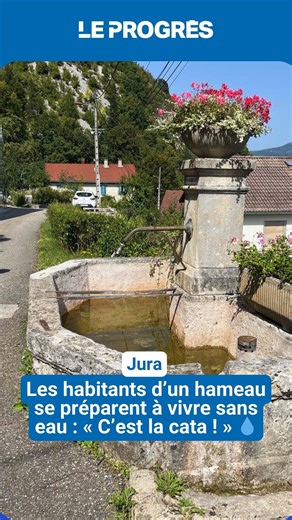 À Villard-Saint-Sauveur, le hameau de La Pérouse dans le Haut-Jura, plus rien ne coule lorsque l’on ouvre le robinet... Depuis quelques années maintenant, la situation se répète : à chaque épisode de sécheresse, la source locale se tarit 💧 La mairie veut enclencher des travaux impérieux sur le réseau d’eau, mais les contraintes budgétaires freinent – pour l’heure – le projet. En attendant, les habitants adoptent le système D. | Le Progrès