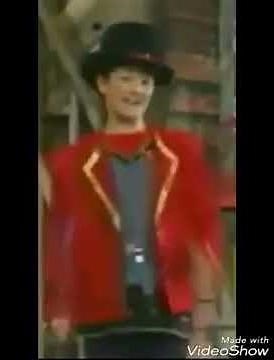 Kristen and Emily (Barney's Super Singing Circus) struggle with "Coming Round The Mountain"