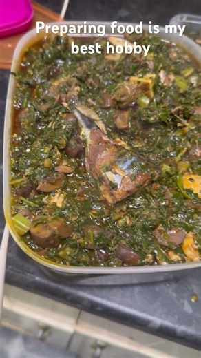 Dishing out the vegetable soup to allow it to cool b4 putting it inside the fridge#food #foodie#cook