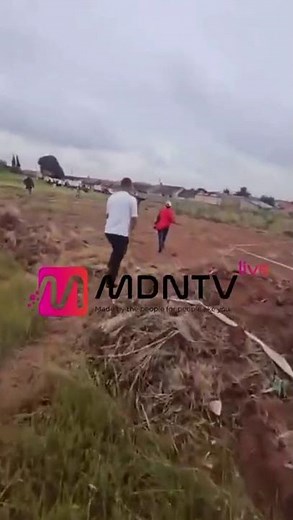 JOHANNESBURG METRO POLICE ATTACKED BY ALLEGED LAND GRABBERS | OFFICERS RUN FOR SAFETY