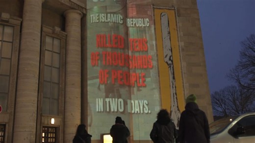 برلین، ۳۰ ژانویه – شامگاه گذشته، فعالین ایرانی در برلین با اجرای یک نورپردازی اعتراضی، فضای شهری و ساختمان‌های سیاسی این شهر را به تریبونی برای افشای جنایات بی‌سابقهٔ جمهوری اسلامی در هفته‌های اخیر تبدیل کردند. در این اقدام نمادین، ویدیوهایی از کشتارهای گستردهٔ هفته‌های اخیر به‌همراه پیام‌های اعتراضی بر دیوارهٔ مراکز کلیدی سیاست‌گذاری و فضاهای عمومی برلین از جمله پارلمان آلمان و وزارت امور خارجه تابانده شد. این حرکت اعتراضی تلاشی است برای اعمال فشار بر سیاست‌گذاران آلمانی که در گذشته وجود آگاهی 