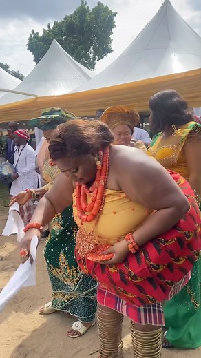 Make wayyy for the bride, as she greets her guests and in-laws ❤️ Live Coverage: @riversbrides Bride: @portharcourt1stborn Event Planner @el_classique27 Beads and dressing of bride @aniblinkzbeads Photography and Videography @mobmanstudios Security: @petrez_guards_ng #RiversBrides | Rivers Brides