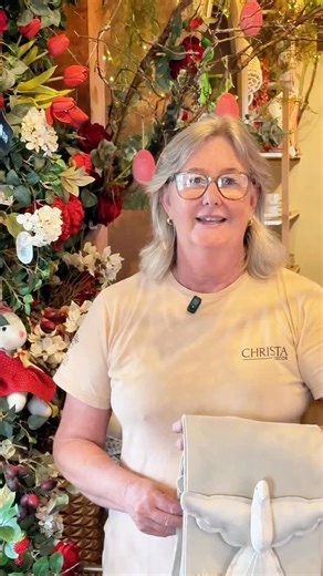 Hoje é Quarta-feira de Cinzas, início da Quaresma — um tempo que nos convida ao silêncio, ao recolhimento e ao preparo do coração 🤍✨ No Episódio 8 da nossa série “Elementos da Páscoa”, falamos sobre esse período tão profundo e simbólico: 40 dias para desacelerar, refletir, rever escolhas e cultivar o que realmente importa. 🙏🏻 A Quaresma nos ensina que antes da celebração, existe o preparo. Antes da luz, existe o silêncio. 🌿 E até na decoração podemos traduzir esse momento: tons suaves, eleme