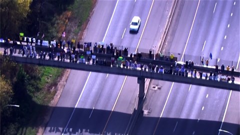 Minneapolis No Kings protests Oct. 18: Protesters gather along 2 bridges over the interstate
