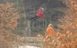 【youtube诡异视频】Levitating Girl In Russian