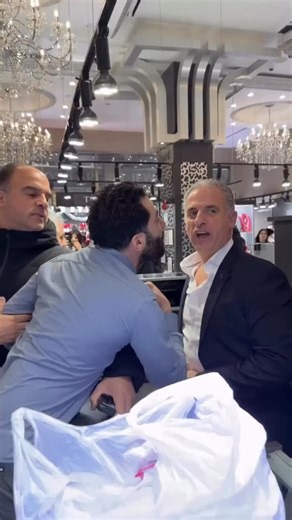 Reggie 🐻 on Instagram: "🚨NEW: Famous New York City jeweler absolutely loses it on a rival jeweler who was allegedly ripping off his customers by pretending to be him. The jeweler ‘TRAX’ was seen confronting the jeweler on 47th Street. He was sent to the emergency room following the altercation. “WHO DID BUSINESS WITH AKAY IS ENTITLED TO ALL MONEY BACK + 10%,” he said the day prior. “DONT LET IT SLIDE! They even have “GIA gemologist” on their scam artist appraisal, unbelievable. These people ar