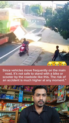 Since vehicles move frequently on the main road, it’s not safe to stand with a bike or scooter by the roadside like this. The risk of an accident is much higher at any moment | Motin