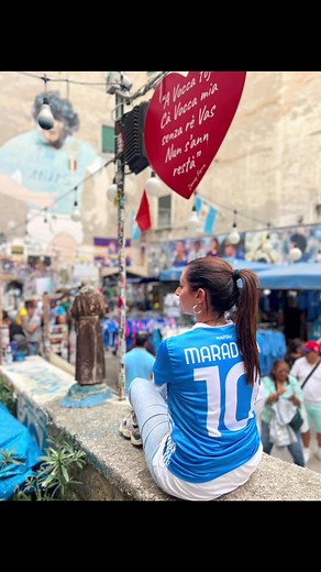 Vir' Napule e Po' Muor ♥️. 'O core nun tene padrone Cujet nun s fir 'e sta Ce stann già tropp' parol' Nennè, nuje stamm ancor ccà Tenimm 'na sola passion Je t'aime Napoli ma don't cry Ce stann già tropp' parole Coerenza e mentalità #liberatomusic #napoli #muralesmaradona #quartierispagnoli #forzanapoli