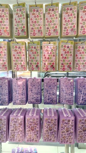 並ばず確実に、定価でシールがゲットできる！🫶 欲しかったお茶犬シールやミニボンドロのしずくちゃんゲットできて嬉しかったー🐶❣️ お客さんは子供と電話してるお父さんや若いお姉さん、小学生くらいの子供が多かったよ♬ 購入制限あるから治安良く買えるのも良いところ🤫 #シール帳 #ボンボンドロップシール #おすすめにのりたい #シール帳紹介 #シール