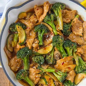 2.4K views · 19 reactions | FULL RECIPE: https://dinnerthendessert.com/hunan-chicken/ Chinese takeout favorite Hunan Chicken is an easy classic Chinese stir-fry dish with garlic, ginger, broccoli, bamboo shoots and mushrooms in a garlic and ginger spicy stir fry sauce. We love Hunan Chicken, paired with Chicken Lo Mein or Classic Chinese Chow Mein and Crab Rangoon this recipe makes for an easy Chinese takeout meal at home! | Dinnerthendessert.com | Facebook