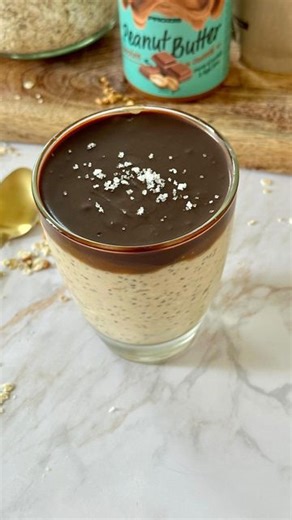 Mathilde herblot on Instagram: "✨OVERNIGHT OAT CACAHUÈTE✨ Nouvelle version d’overnight cette fois-ci à la cacahuète et il faut absolument que tu test car c’était trop trop bon ! 🔗Abonne-toi à @mathilde_healthyfitmum pour plus d’idées recettes saines et gourmandes 📝Recette pour 1 personne -40g de flocon d’avoine -1 CaS de graines de chia -100ml de lait -3 CaS de fromage blanc ou Skyr ou petit suisse -1 CaC de beurre de cacahuète Optionnel : 1 scoop ( 1 CaS de poudre de cacahuète ) -1 CaS de sir