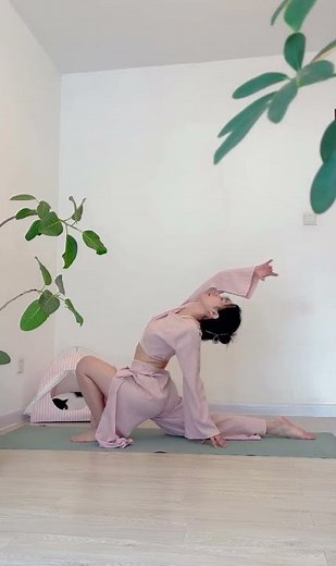 Daily Yoga Routine for Busy People | Relax & Stretch at Home #dailyyogamoves #yogapants