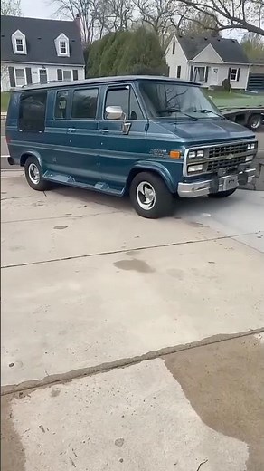 Chevy G20 Van en route vers la France