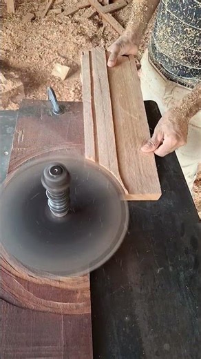 Cutting wood on a router #wood