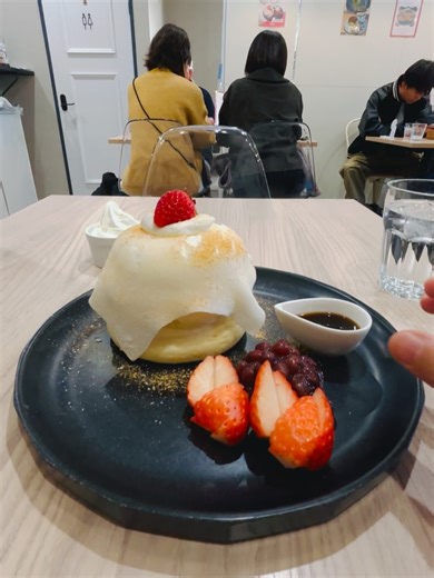 滋賀🍽️美食めぐり on Instagram: "★cafe Rob／滋賀 草津★ ☆開運いちご大福パンケーキセット／2,130円 ・ロブブレンドコーヒー 住所／滋賀県草津市野村1丁目26-11 パステルエイトⅡ-101 @caferob_kusatsu 連絡先／077-599-1937 定休日／金曜日 営業時間／11:00〜18:00(LO17:00) 新春限定パンケーキをお目当てにやって参りました👣 ふわしゅわの台湾ケーキに、たっぷり生クリームがON、とろ〜り柔らかい求肥が包み込んで、仕上げに黒糖ソースをかけていただく和風パンケーキが美味しいことー♡ 小豆とイチゴを一緒にいちご大福のような味変も良き！ 満腹大満足「ゴチソウサマ」でした🙏 #癒shiga旅 #癒しが旅 #滋賀グルメ #滋賀カフェ #滋賀ランチ #shiga #gourmet #cafe #lunch #ふわふわパンケーキ #福がいっぱい新春パンケーキ #予約必須の人気カフェ"