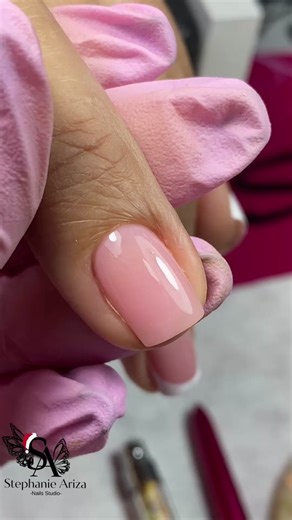 Diseño de Uñas Semipermanentes con Bolitas Navideñas