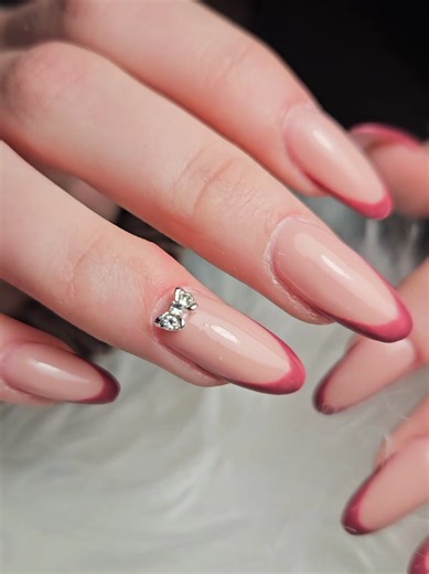 Così dai, unghie per due clienti amiche, due risate in compagnia e un video veloce @_asia_m. @vio🦔 #unghiefrench #colornails #colornails😍 #onicotecnicapazza