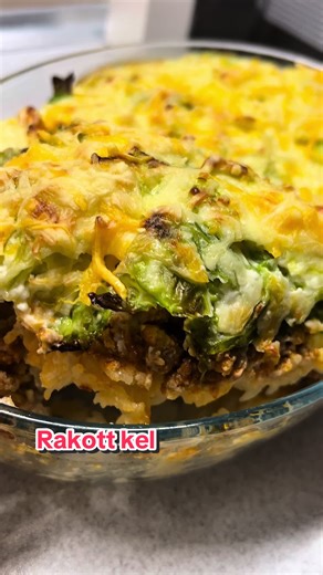 Rakott kel Hozzávalók: 500 gramm darálthús 1 fej vöröshagyma só, bors, őrölt pirospaprika 4-5 ek darabolt paradicsom 1 kisebb fej kelkáposzta 2 bögre rizs 4-5 dkg vaj 3-4 ek liszt 4 dl tej 1 kis pohár tejföl 1 marék reszelt sajt a tetejére Elkészítés: A hagymát felkockázom, megdinsztelem. Hozzáadom a darált hús, fehéredésig sütöm. Sózom, borsozom, megszórom pirospaprikával és beleteszem a darabolt paradicsomot is. Összekeverem majd felöntöm egy kevés vízzel. 15-20 perc alatt készre főzöm. A 2 bö