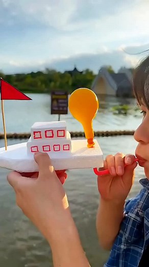 Craft47tips🥰👍 on Instagram: "Making A boat with a simple way⛵🥰😘👌👌👍👍 . . . . . . #reels #craft #craft47tips #boat #ideas #toy #tricks #amazing #explore"