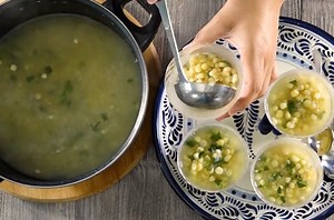 Cómo hacer esquites caldosos caseros en 4 pasos - Receta mexicana