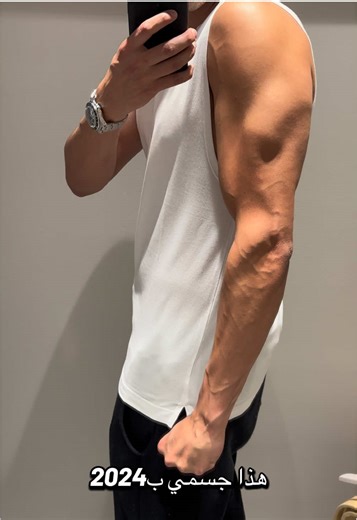واكيد تبي تعرف شلون زدت عضل وطبيعي من غير هرمون بس مكملات. اعتمدت على ٣ نقاط مهمة جدا: ١- الأكل: كنت ما احسب السعرات ابدا بس عندي هدف واحد اني اسكر فوق ال٢٢٥ جرام بروتين باليوم. ٢- التمرين: كنت اتمرن ٤ مرات بالاسبوع بس وبشدة عالية. ٣- الراحة: كنت انام ٨ ساعات باليوم وكنت اخلي هذا الشي اولوية بدال الطلعات والدواوين. #الشعب_الصيني_ماله_حل😂😂 #اكسبلور #ترند #ضحك #الكويت