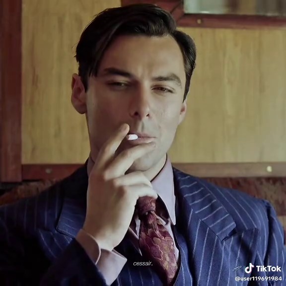 Mastering the Art of Elegance While Drinking