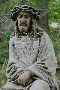 Explicación Ester 5:1. 'Aconteció que al tercer día se puso Ester su vestido real, y entró al patio interior de la casa del rey, frente al aposento del rey; y estaba el rey sentado en su trono dentro del aposento real, frente a la puerta del aposento.' - BibliaBendita