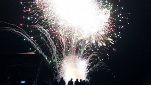 Here's what launching a whole fireworks display at once looks like